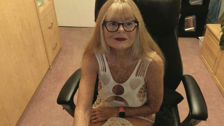 Redhotwifey's Streamate show and profile