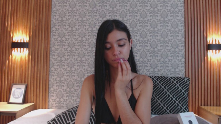 Charlotte_18's Streamate show and profile