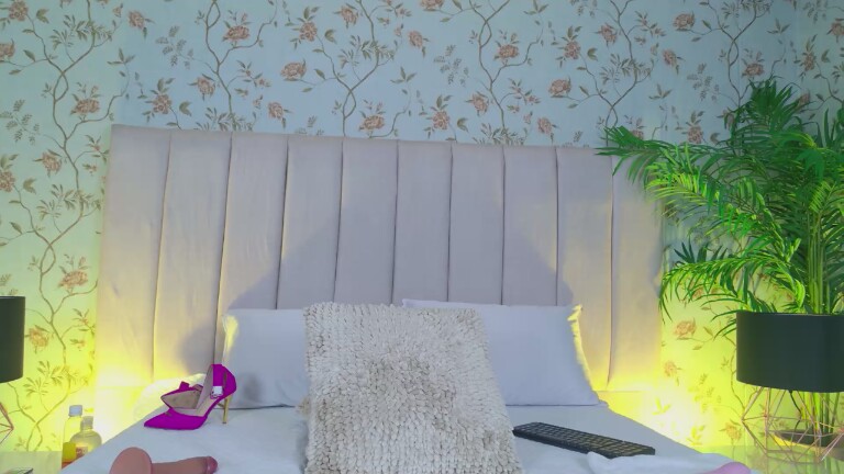 Vega_Sara's Streamate show and profile