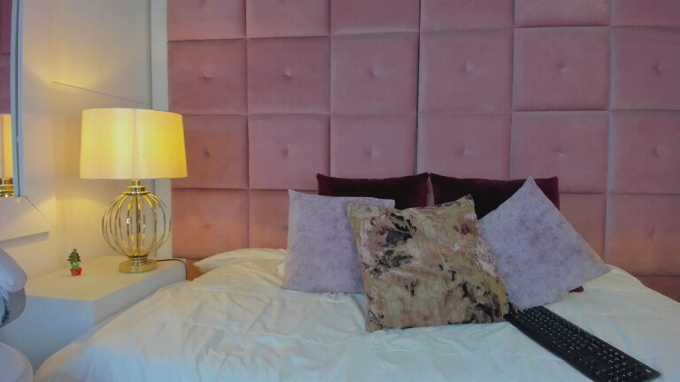 hollyBrisstol90's Streamate show and profile